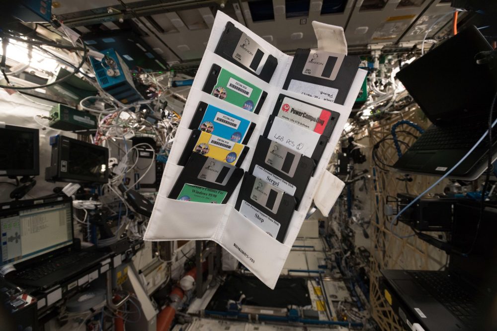 Uluslararası Uzay İstasyonu hâlâ çok sayıda disketle dolu