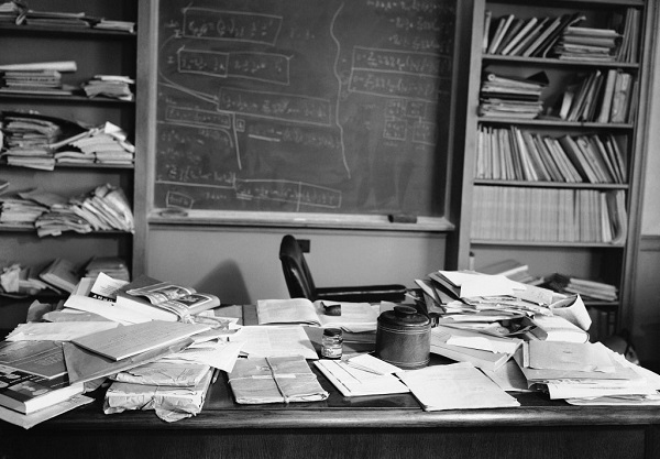 Albert Einstein'ın ölümünden sonra fotoğraflanan çalışma masası.