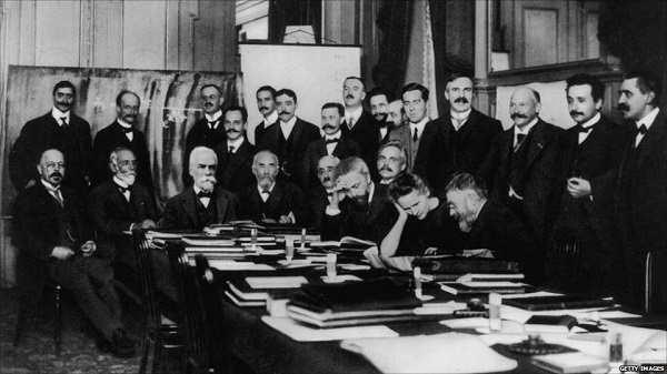 1911 tarihli ilk Solvay Konferansı. 