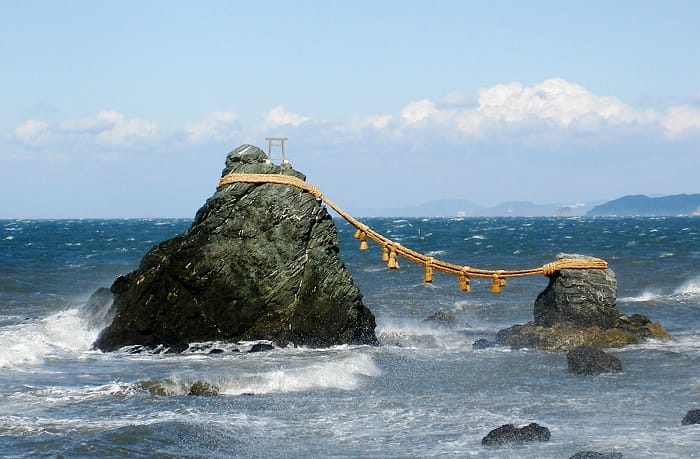 Futamigaura'daki Meoto Iwa (夫婦岩) kayaları halatlarla birbirlerine bağlanır. Bu tören Japonya'yı yaratmış olan iki tanrı arasındaki bağlantıyı simgeler