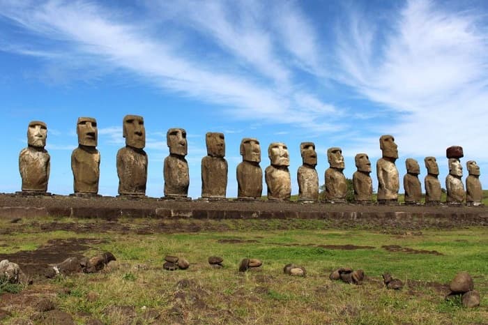 Büyük Okyanus'taki Paskalya Adası'nda Moai denen anıtsal taş heykeller.