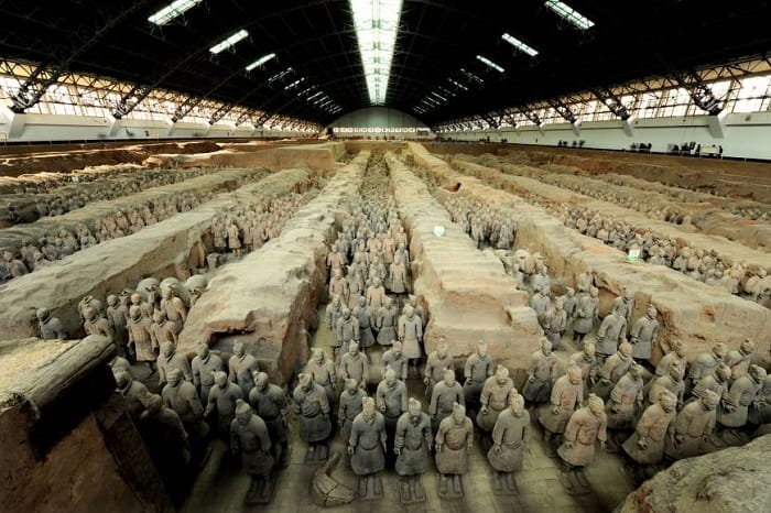 İlk Çin imparatorunun anıtsal mezarındaki toprak askerler (Terrakotta Ordusu)