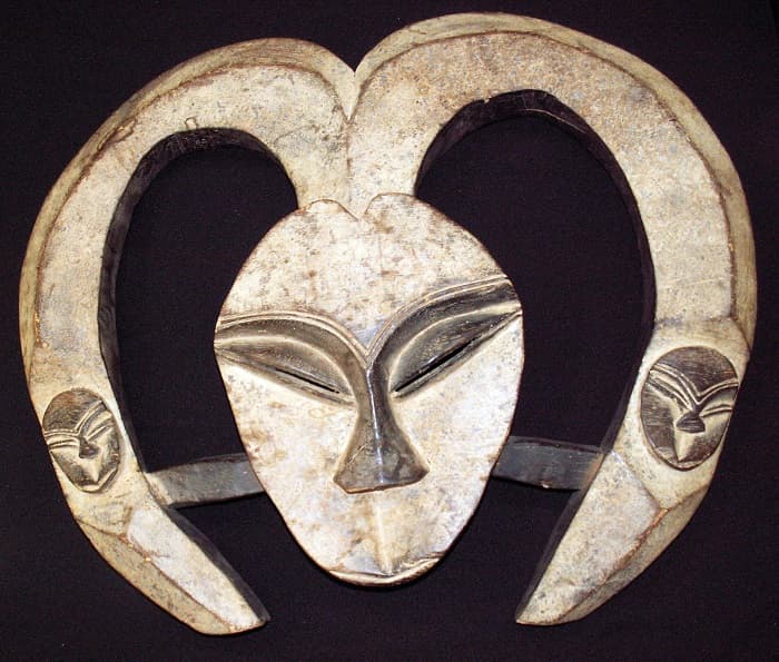 Orta Afrika ülkelerinden Gabon'da bulunmuş boyalı Kwele maskesi.