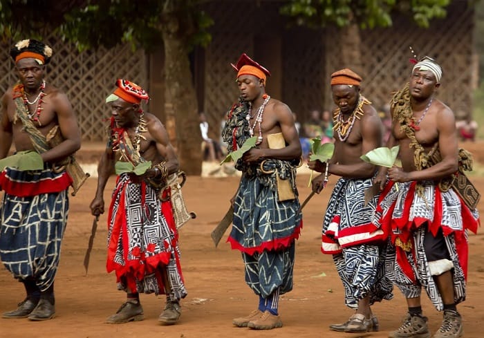 Ayin dansları Afrika topluluklarının ayırt edici özelliğidir
