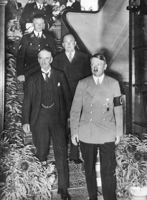 Neville Chamberlain ile Hitler