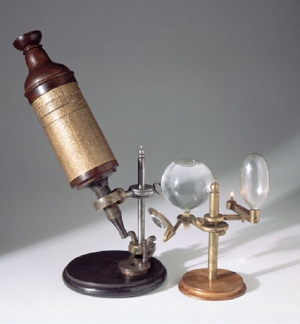 İngiliz bilim insanı Robert Hooke (1635-1703) tarafından tasarlanan bileşik mikroskop.