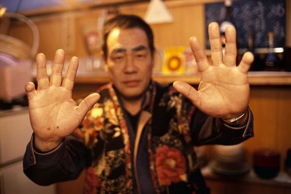 Eylül 1993 yılına ait bir fotoğraf. Hata yapan Yakuza parmağının bir eklemini keser ve oyabun'una (baba) gösterir.