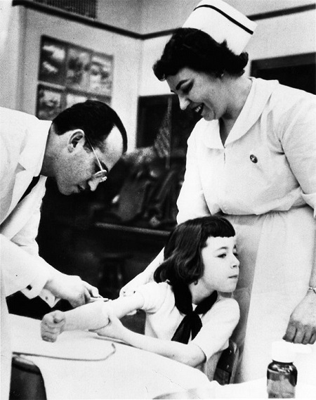 çocuk felci aşısı olan bir kız