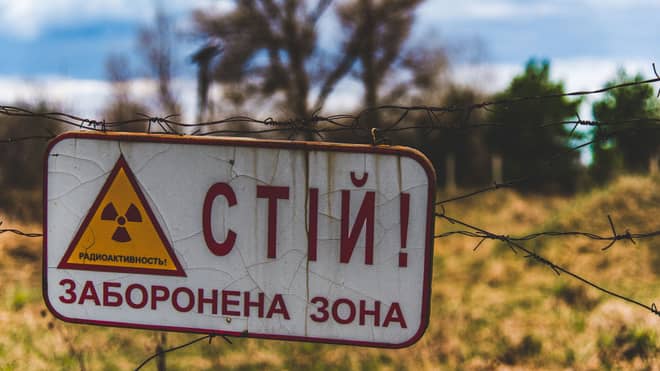 Ukrayna'daki Çernobil santralinin yakınındaki Pripyat'ta bulunan bir radyasyon uyarı tabelası.