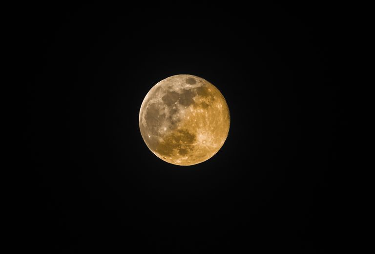 Ay'ın kırmızı, turuncu ve mavi görünmesi