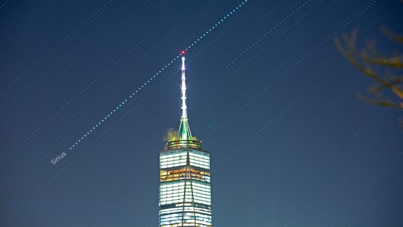 New York Özgürlük Kulesi'nin ucundan geçen yıldızın fotoğrafı.