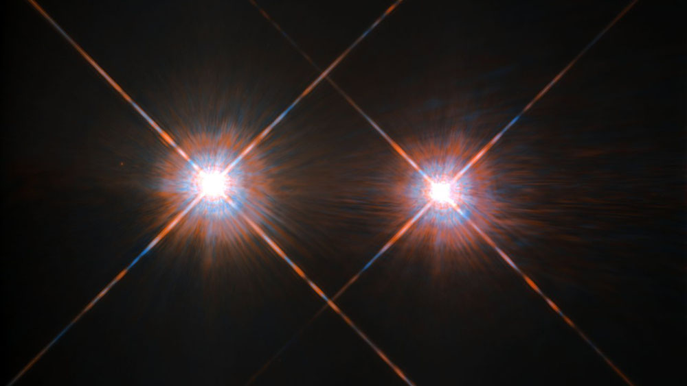 Sırasıyla Alfa Centauri A ve Alfa Centauri B yıldızları, ayrıca en solda Proxima Centauri  olarak da bilinen soluk kırmızı bir cüce Alfa Centauri C. (Fotoğraf: NASA Goddard)