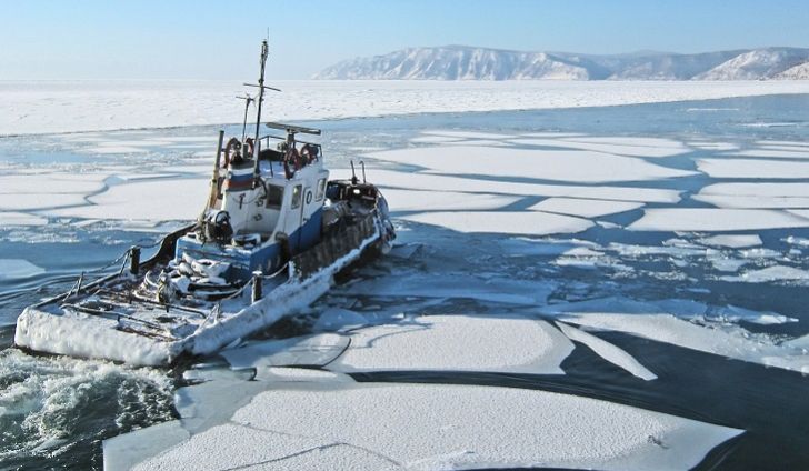 Bir Rus gemisi Baykal Gölü'nün ince buz tabakasını kırarken