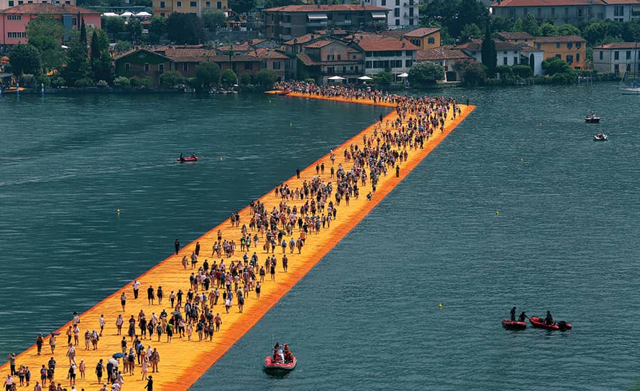 İnsanların üzerinde yürüdüğü "The Floating Piers" 2016'da İtalya'da inşa edildi.