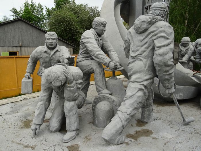 çernobil reaktör işçiler anıt heykel