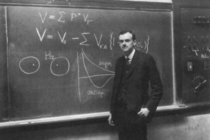 İngiliz kuramsal fizikçi Paul Dirac kuantum mekaniğine geniş katkılar sağlamıştır. Özellikle ilkeleri içsel olarak tutarlı hale getirmek için gereken matematiksel kavram ve teknikleri formülleştirmesiyle bilinir. Paul Dirac, Erwin Schrodinger ile birlikte "atom teorisinin yeni üretken formlarını keşfettiği için" 1933 Nobel Fizik Ödülü'ne layık görüldü.