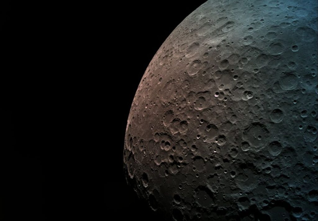 Ay'da levha tektoniği olmaması kabuğunu yenilemesini önlüyor. 