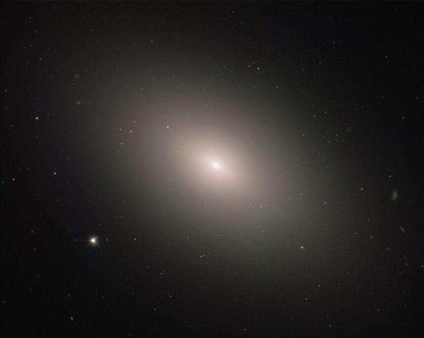 Messier 59'un Güneş'ten 270 Milyon Kat Büyük Bir Kara Deliği Var