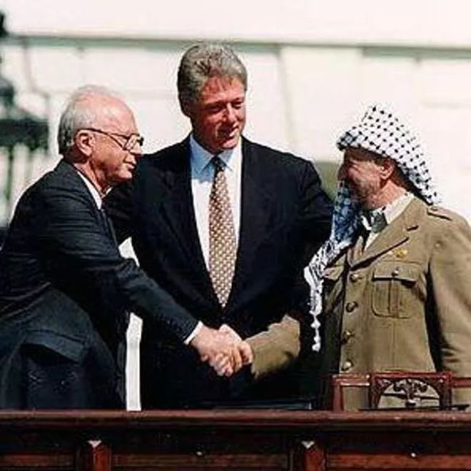 Perry burada 1993'te Clinton ve Yasser Arafat ile resmediliyor.