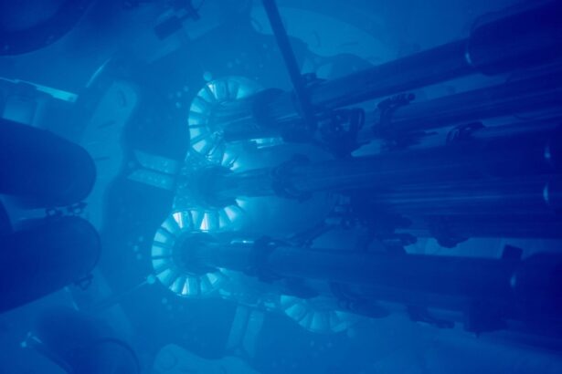 suda mavi parlayan Nükleer reaktör, çerenkov radyasyonu