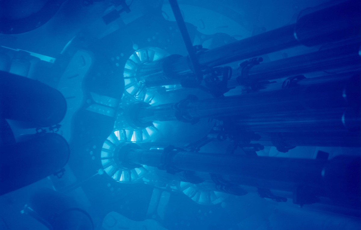 suda mavi parlayan Nükleer reaktör, çerenkov radyasyonu
