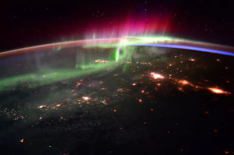 Uzaydan görüldüğü biçimiyle kuzey ışıkları veya aurora borealis.
