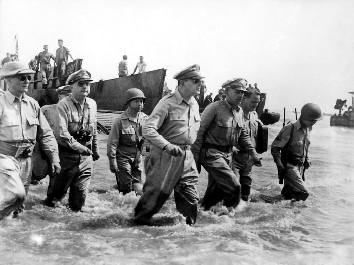 Japonlar, çaresiz, Pasifik takım adalarını terk etmek zorunda kaldılar ve General MacArthur Filipinler'e döneceği yolundaki sözünü tutabildi