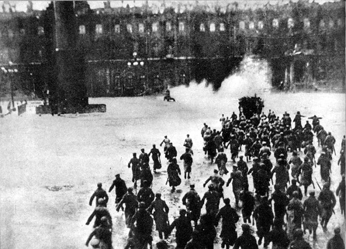 Bolşevikler çok geçmeden geçici hükümetin sığındığı Petrograd Kışlık Sarayı'na saldırdılar