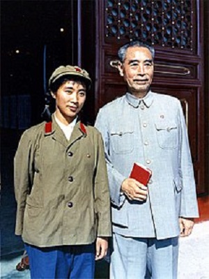 Zhou Enlai (sağda) Uzun Yürüyüş'ten sağ çıkarak Deng Xiaoping ile beraber Komünist Çin'in lideri oldular. Zhou, 1946'dan 1976'ya kadar Mao'nun sadık başbakanıydı ama Mao'nun yerine geçen, Deng oldu
