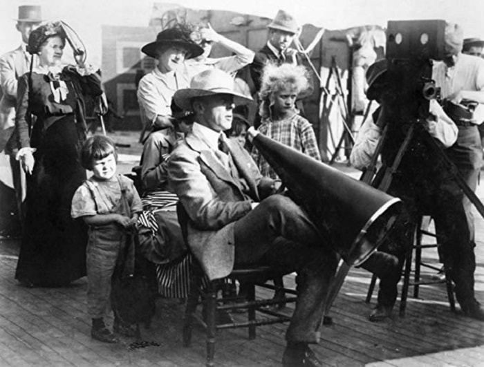 Yönetmen D. W. Griffith 1916'da, çağlar boyu süregelmiş yobazlığın çarpıcı bir eleştirisi niteliğindeki Hoşgörüsüzlük filminin setinde.