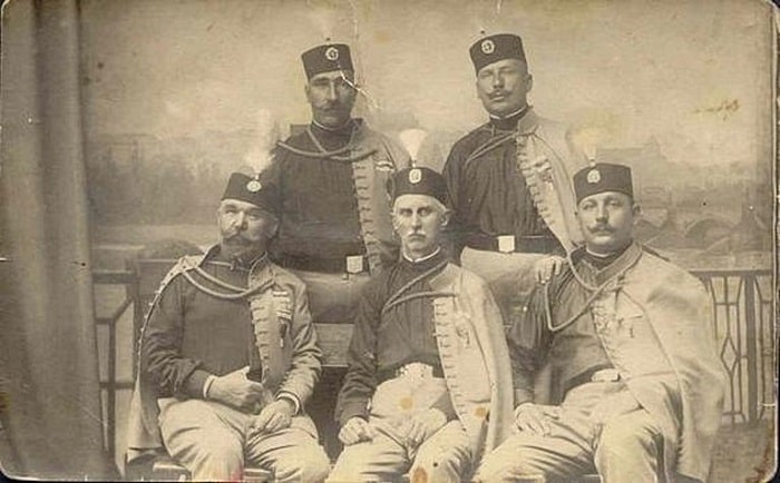 Saraybosna Suikastı için tüm hazırlıkları yapan Kara El örgüt üyeleri, eski askerlerden oluşuyordu