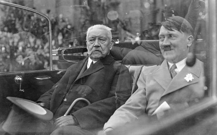 Yeni Şansölye Hitler Cumhurbaşkanı Paul von Hindenburg'un yanında Berlinlilerin önünden geçiyor / Naziler ve Hitler