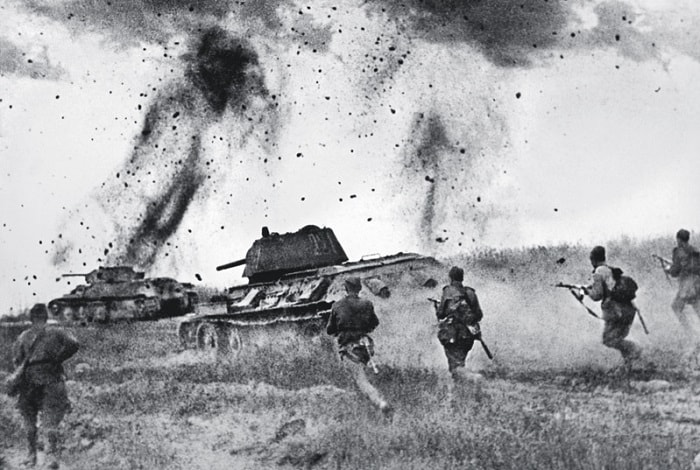 Kursk'taki çarpışmaya 6000'in üzerinde tank katıldı. Alman tanklarının ateş gücü daha üstündü ama Rus T-34'leri manevra yeteneklerini çok iyi değerlendirdiler
