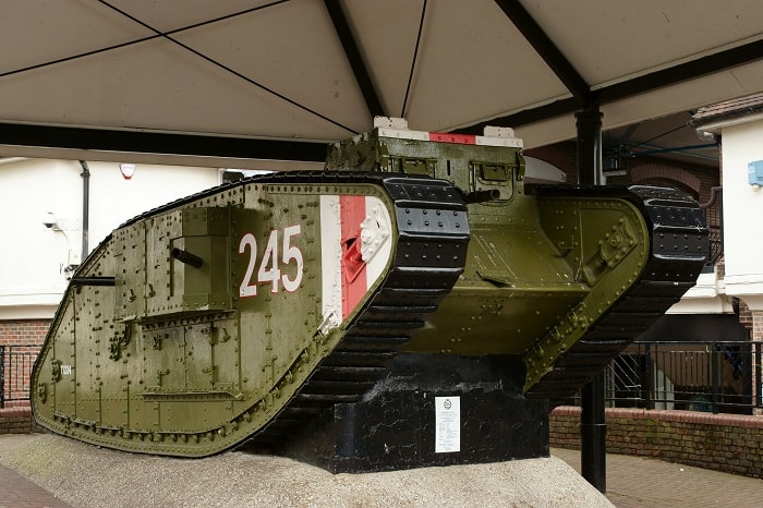 İngiliz Mark IV tankı, siperleri aşmak için tasarlanmış ve imal edilmişti, ama yetenekleri sınırlı olduğundan görevini gerektiği gibi yerine getiremedi