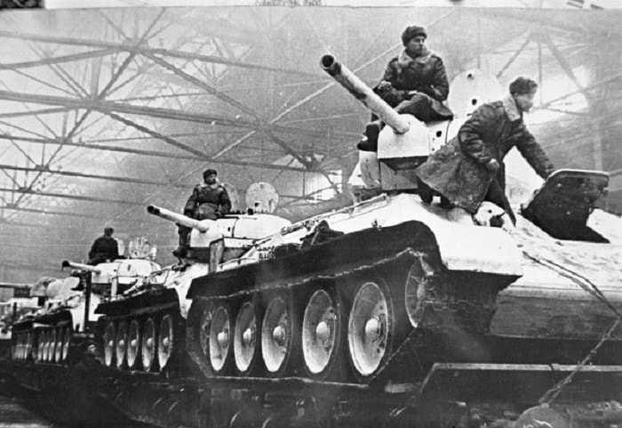 1942'de Rusya, Almanya'yı silah üretiminde geride bırakmış, demiryoluyla cepheye sürekli tank, silah ve donanım gönderiyordu