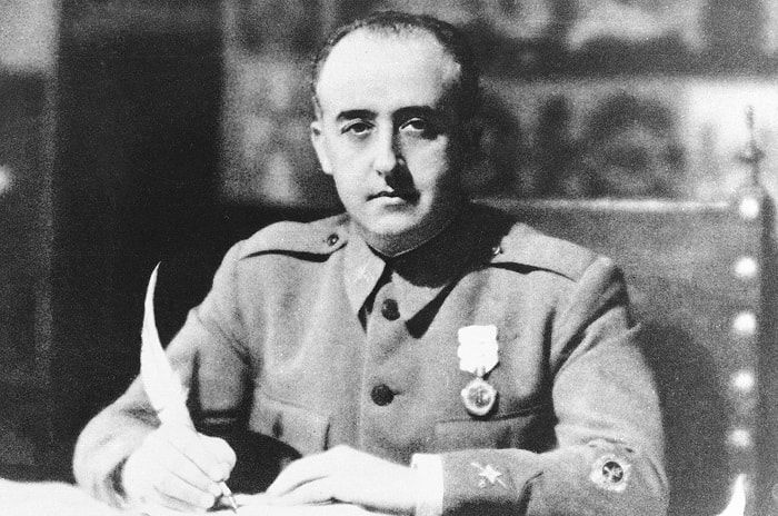 Tiz sesine rağmen General Franco çok başarılı bir konuşmacıydı. Büyük kalabalıkları kendine çekiyor; gösterişli el kol hareketleriyle siyasi kargaşadan bıkmış, denge sözü veren güçlü bir önder arayanlara cazip geliyordu / İspanya İç Savaşı