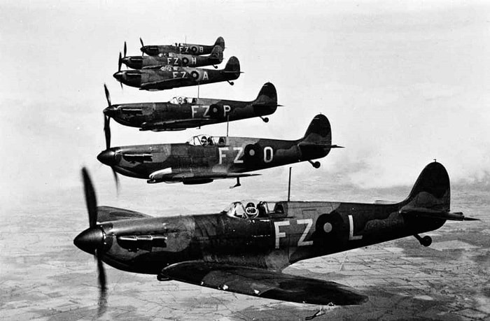 .Spitfires FZ-L, FZ-O, FZ-P, FZ-A, FZ-H ve FZ-B görülmektedir / Britanya Muharebesi
