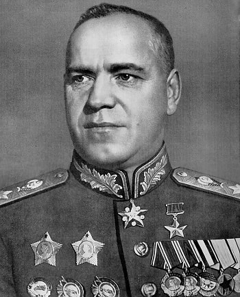 General Georgiy Jukov'un yeni koşullara uyum konusundaki becerileri, Stalingrad savunmasında çok önemli rol oynadı