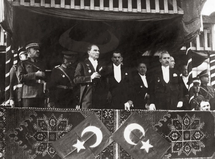 Atatürk nutkunda, başlangıçta konulmuş olan hedeflerin ne kadarının gerçekleştirebildiğini anlatır ve gelecek için umutlu bir bakış dile getirir