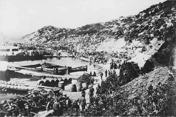 1915'te Gelibolu'da Avustralya ve Yeni Zelandalı Anzaklar, Osmanlı birliklerinin karşısındaki en önemli güçtü, Türk askerlerinin inanılmaz özverisi, saldırının kesin bir bozgunla sonuçlanmasını sağladı