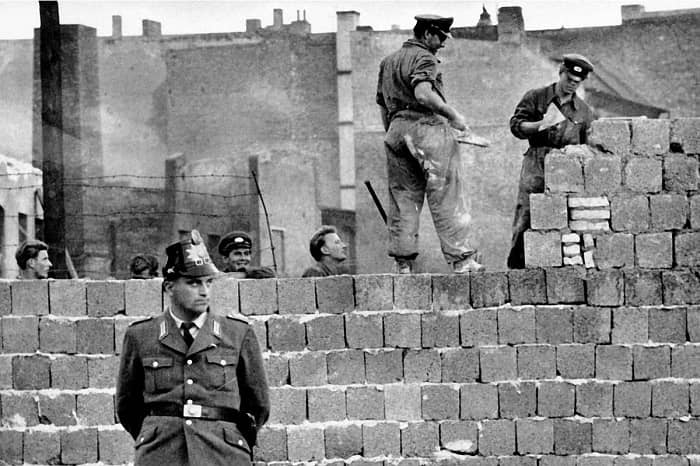 Potzdamer Meydanı yakınlarında başlayan duvar inşaatında işçiler, askerlerin sıkı denetimi altında ilk sıraları örmeye başlıyor berlin ablukası