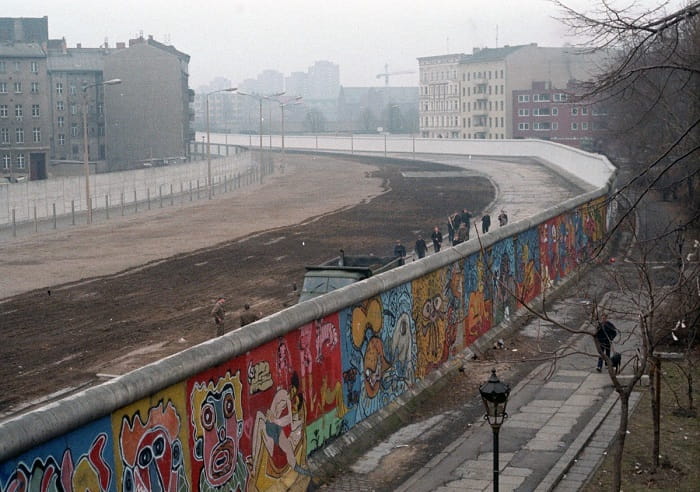 Berlin Duvarı'nın batı ve doğu yönleri.