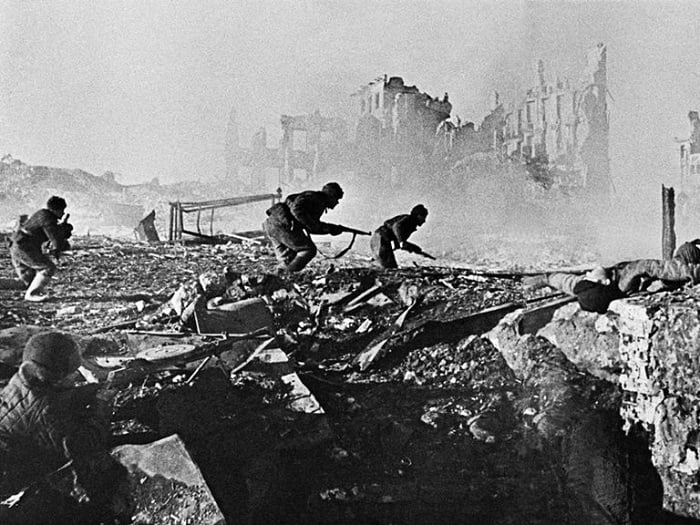 Ruslar her binayı bir kaleye dönüştürerek Almanları kentin her bir metrekaresini ele geçirmek için dövüşmeye zorluyorlardı. Sokakları dolduran molozlar bile keskin nişancılara siper görevi yapıyordu