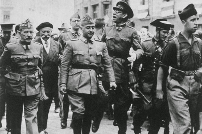 General Mola (yukarı bakan) 1 Ekim 1936'da, pek çok Güney Amerikalı lider gibi Caudillo (önder) olarak adlandırılan Franco'yla / İspanya İş Savaşı