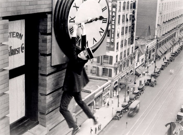 LIoyd 1923'te Safety Last! filminde bir gökdelene tırmanma yarışmasında / Hollywood'un Altın Çağı