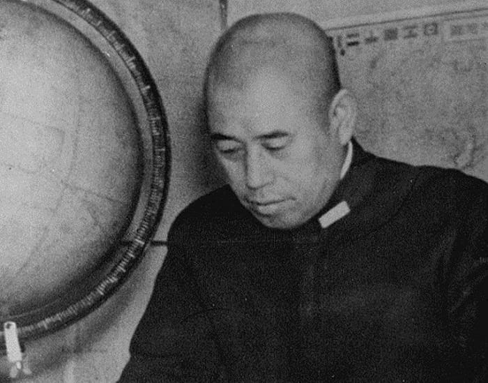 Harvard'da eğitim görmüş olan Amiral  Isoroku Yamamoto'nun Japonları sonunda ABD'yi yenilgiye uğratacağına pek inancı yoktu. Yine de uçak gemilerini Pearl Harbor'a gönderen, onun planı olmuştur / Pearl Harbor Saldırısı