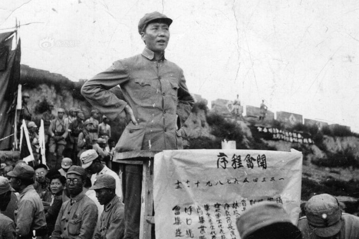 Mao, Çin'i Japonya'ya karşı savunacak Komünistlere büyük destek sağlayacak Yan'an'ın hevesli üniversite öğrencilerine söylev veriyor