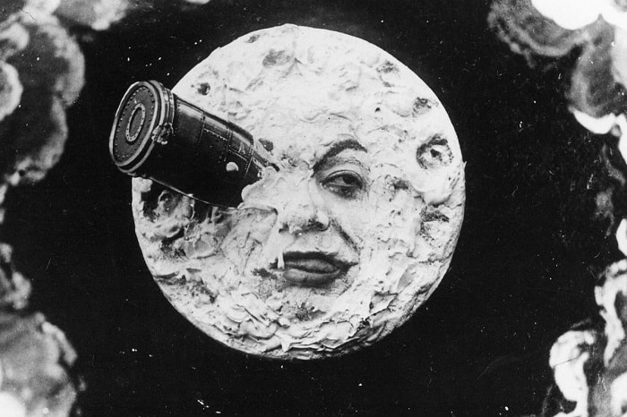 Hollywood'un Altın Çağı / Méliès'in 1902'de çevirdiği Aya Seyahat filminde, bir uzay mekiği iniş yapıyor.