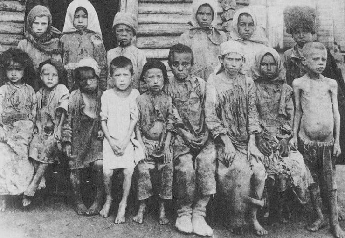 Ekim devrimi sonucu aç kalan Rus köylü çocukları.