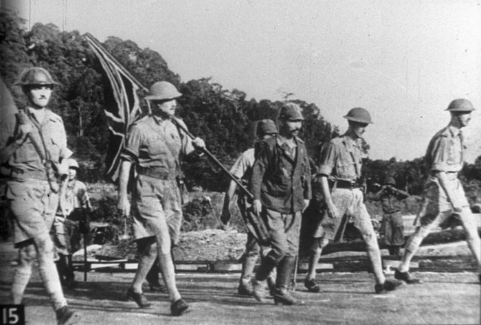 Manevra yeteneğin yitiren ve yenik düşürülen General Arthur Pervical (sağ kenarda) 13 Şubat 1942 günü Singapur'u Japonlara teslim etti